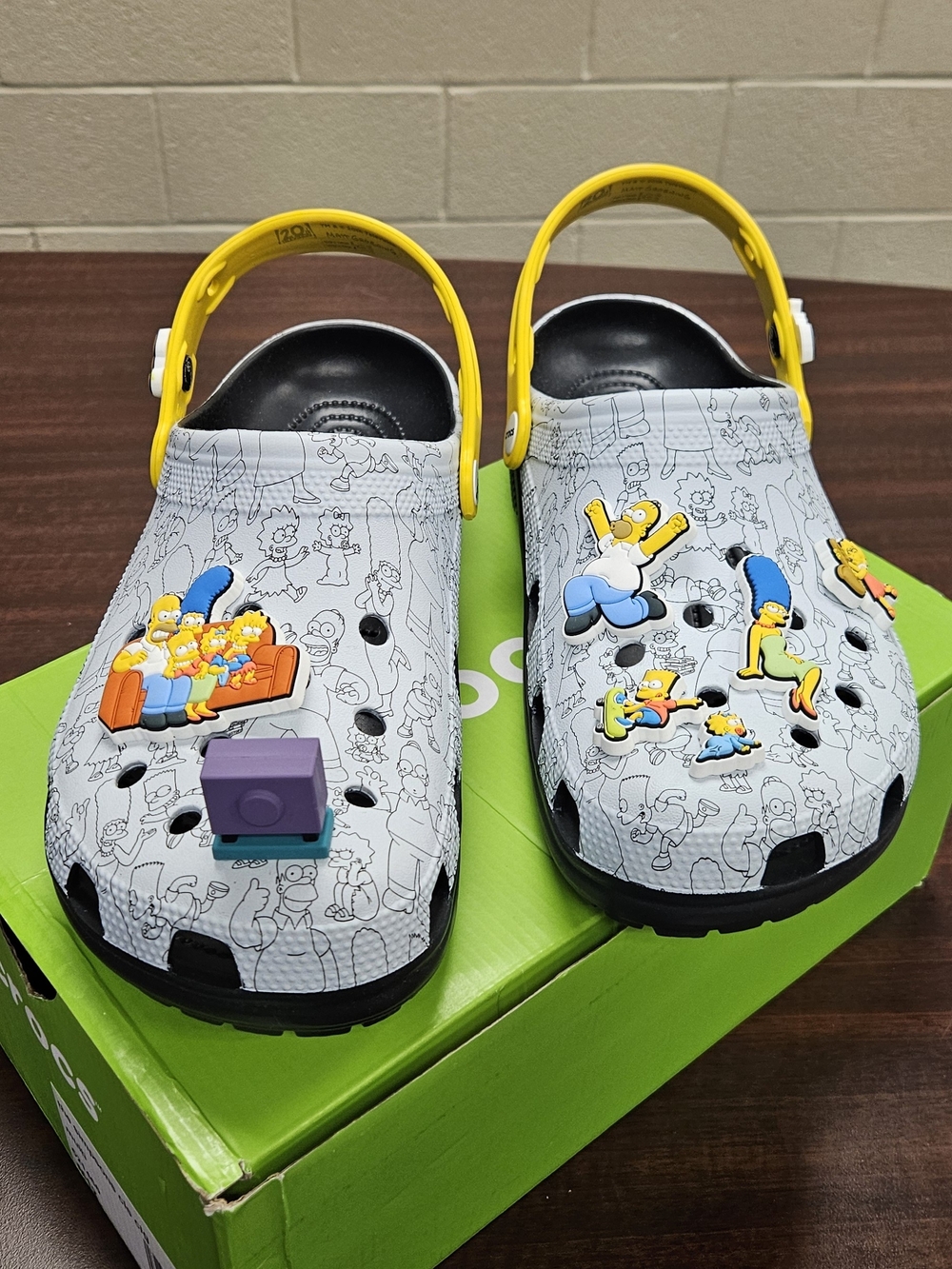 CROCS Simpsons Clog with 9  Character Jibbitz!!